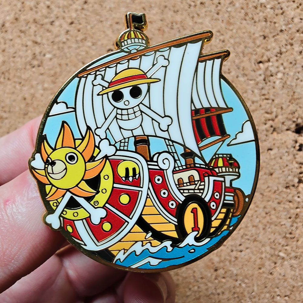 Mooie schipspeld met hard emai - Tuxedo Lapel Pin recensie en prijs